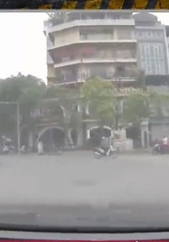 Bất chấp vượt đèn đỏ, người điều khiển xe máy đâm ô tô văng mạnh xuống đường