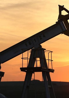 Giá dầu tăng vọt lên mức cao nhất 15 tháng