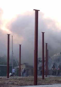 Hà Nội: Cháy lớn tại xưởng chứa vải, giấy