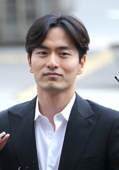 Tình cũ của Choi Ji Woo tự tin tươi cười trước scandal xâm hại tình dục