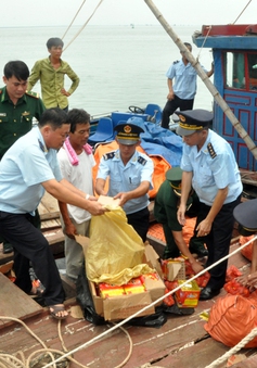 Quảng Ninh: Bắt giữ gần 2 tấn pháo lậu trên tàu gỗ