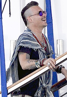 Johnny Depp tươi phơi phới tại thiên đường Ibiza