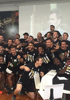 Juventus mở sâm-panh ăn mừng Scudetto trước 3 vòng đấu