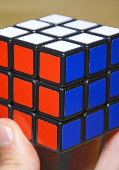 Chàng trai 24 tuổi kiếm hàng ngàn USD nhờ bán tranh từ… khối Rubik