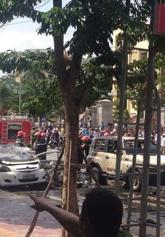 Xe taxi phát nổ kinh hoàng, ít nhất 2 người thiệt mạng