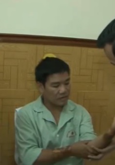 Bộ LĐ-TB&XH thăm, động viên phi công Nguyễn Hữu Cường