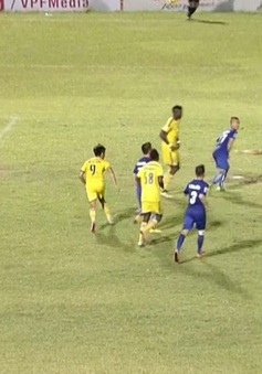 VIDEO: Xem lại bàn thắng bị từ chối một cách khó hiểu của Phi Sơn!