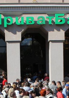 Ukraine quốc hữu hóa ngân hàng lớn nhất