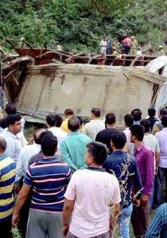 Ấn Độ: Con số thiệt mạng do tai nạn xe bus tăng lên 25 người