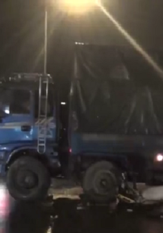 Bình Dương: Xe máy đâm hông xe tải, nam thanh niên bị cán nát chân