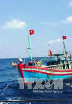 Thanh Hóa: Lai dắt tàu cá TH 90321 TS bị nạn vào bờ an toàn