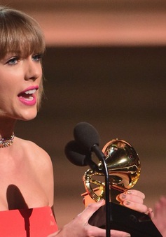 Taylor Swift phản pháo Kayne West trên sân khấu Grammy