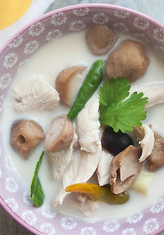 Cách làm canh gà om nước cốt dừa kiểu Thái đậm đà, béo ngậy