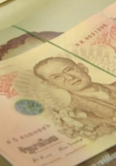 Người Thái xếp hàng dài chờ mua tiền lưu niệm in hình Nhà vua Bhumibol Adulyadej