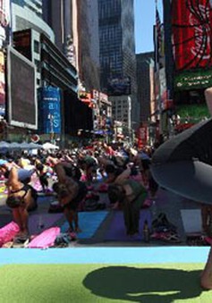 Người Mỹ tập Yoga đón ngày Hạ chí