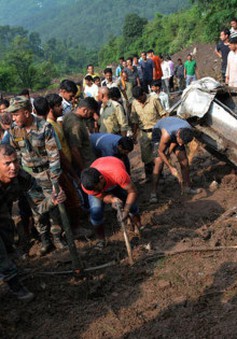 Lở đất chôn vùi 2 xe khách tại Ấn Độ