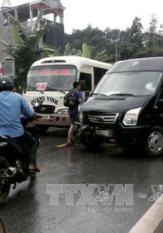 Tuyên Quang: Ô tô con đối đầu xe khách, 5 người bị thương