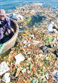 Ngăn chặn rác thải "tấn công" vịnh Nha Trang mỗi ngày