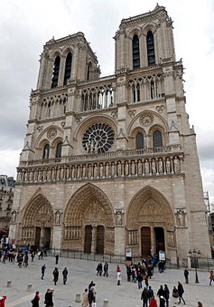 Nổ súng bên ngoài Nhà thờ Đức Bà Paris, Pháp