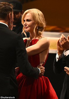 Emmy 2017: Nicole Kidman hôn môi chúc mừng bạn diễn trước mặt chồng