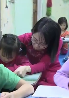 Lớp học miễn phí dành cho học trò nghèo của cô giáo khuyết tật