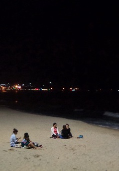 Nhịp sống thanh bình bên bờ biển Nha Trang khi đêm về