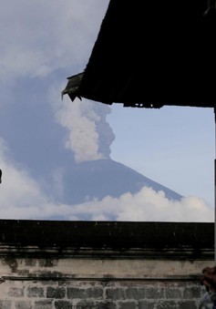 Du lịch Bali (Indonesia) tổn thất nghiêm trọng do núi lửa Agung phun trào