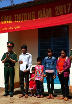 Bộ đội Gia Lai trao tặng nhà tình thương cho hộ nghèo