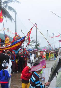 Người dân nô thức tham gia lễ hội cầu ngư