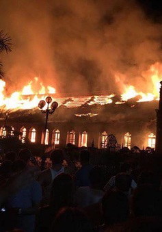 Nhà thờ cổ ở Nam Định bốc cháy trong đêm