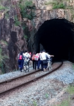 Khánh Hòa: Nguy hiểm học sinh đi qua hầm đường sắt