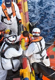Gần 1.800 người di cư được cứu trên biển Địa Trung Hải