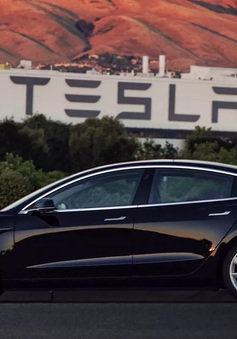 Elon Musk khoe ảnh Tesla Model 3 phiên bản sản xuất