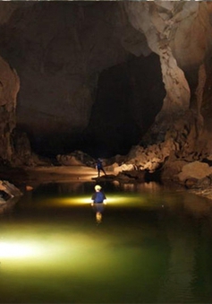 Ngỡ ngàng hành trình khám phá hang Tối ở Quảng Bình