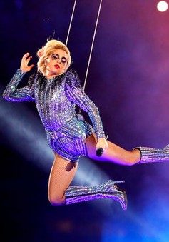 Lady Gaga gọi điện thoại cho bà trước khi bùng nổ tại Super Bowl 2017