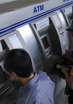 ATM, phòng giao dịch ngân hàng vẫn quá tải ngày cận Tết