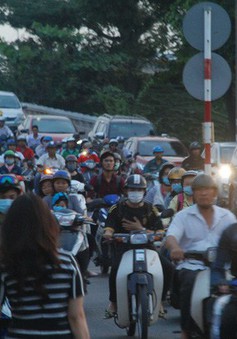 TPHCM: Người dân rời thành phố nghỉ Tết Dương lịch, nhiều tuyến đường bị ùn ứ