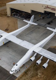 Chiếc máy bay lớn nhất thế giới  Stratolaunch ra mắt