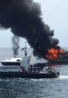 Malaysia đốt tàu cá nước ngoài đánh bắt trái phép