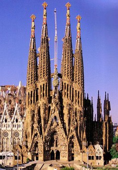 Cảnh sát Tây Ban Nha phong tỏa nhà thờ Sagrada Familia