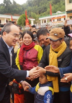 Chủ tịch MTTQ Việt Nam tặng quà gia đình chính sách tỉnh Sơn La