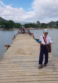 Đã có cầu gỗ cho học sinh ở Nha Trang qua sông đi học