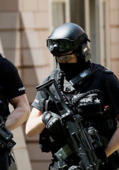 Cảnh sát vũ trang tuần tra trên mọi chuyến tàu ở Anh