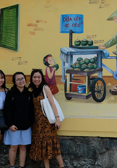 Giới trẻ TP.Hồ Chí Minh biến tường cũ thành điểm check-in mới