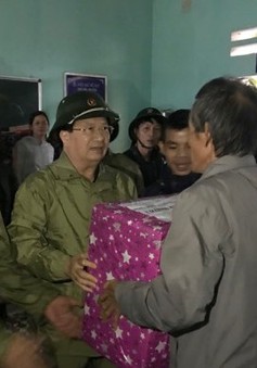Phó TTg Trịnh Đình Dũng thăm hỏi người dân, chỉ đạo cứu hộ vụ sạt lở ở Quảng Nam