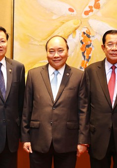 Thủ tướng Nguyễn Xuân Phúc gặp gỡ Thủ tướng Lào, Campuchia bên lề Hội nghị cấp cao ASEAN