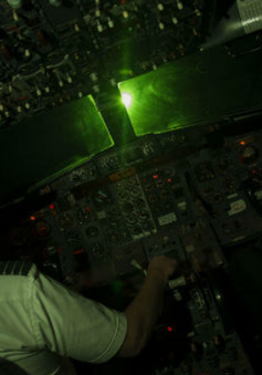 Máy bay nước ngoài bị chiếu tia laser khi hạ cánh tại Nội Bài