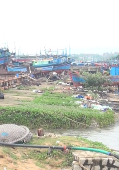 Triều cường dâng cao “xóa sổ” bãi đóng tàu của ngư dân ở Phú Yên