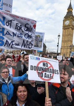 Anh: Biểu tình đòi tăng ngân sách cho ngành y tế quốc gia