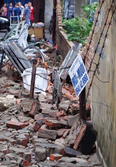 Hải Phòng: Bức tường đổ sập sau mưa, một cháu bé thiệt mạng